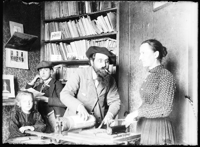 Prosper Estieu, accompagné de sa famille, devant sa presse d'imprimerie d'où sortent les numéros de la revue <i> Mont-Segur</i>. Archives départementales de l'Aude, fonds Prosper Estieu, cote 120J20