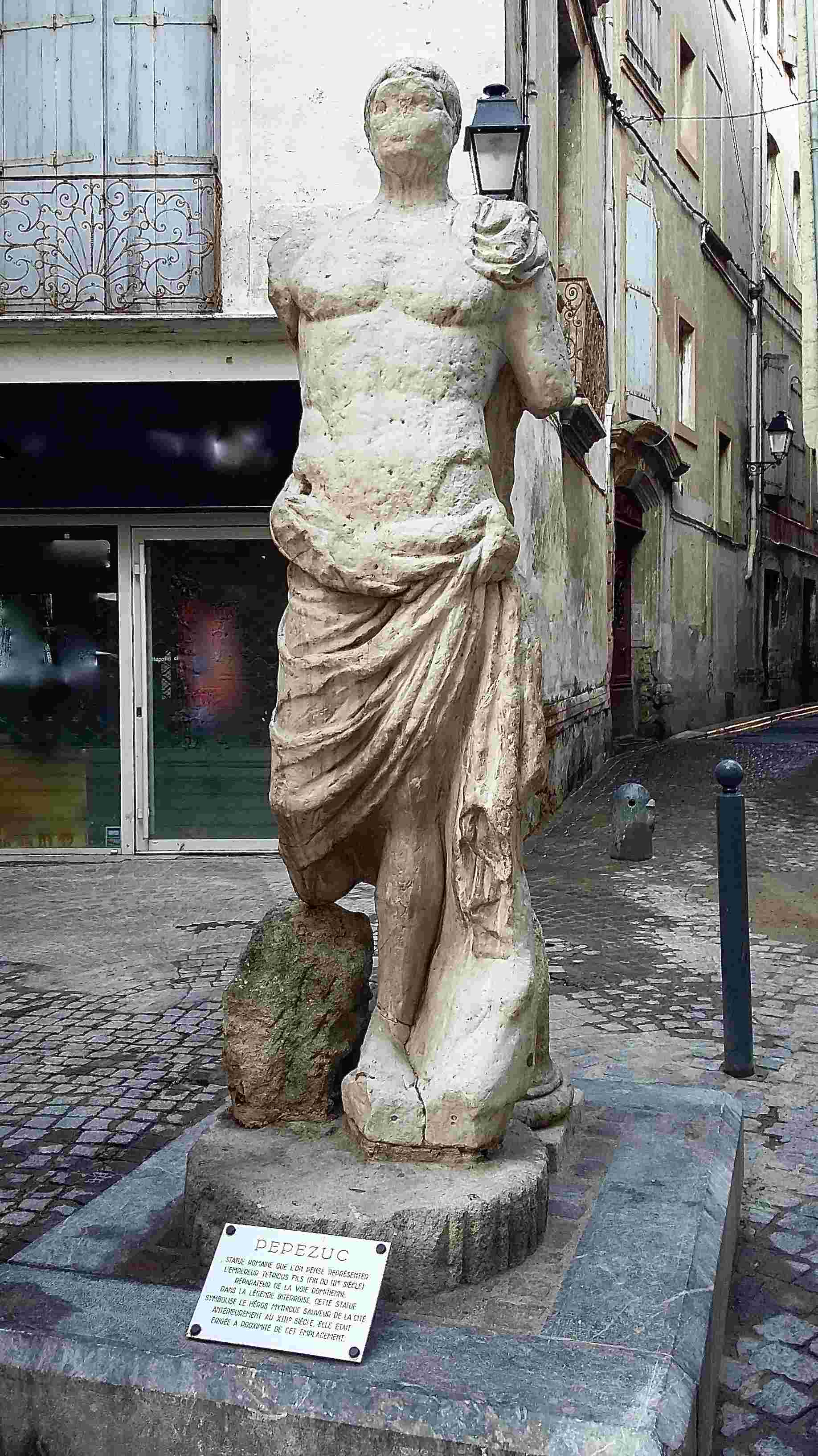 Statue romaine identifiée comme celle de l'empereur Tetricus fils (fin du IIIe siècle), Place Pépézuc à Béziers © CIRDÒC 